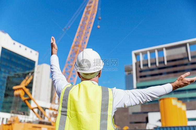 建筑工地的工程师建设者建筑工程师施工场景穿着安全背心
